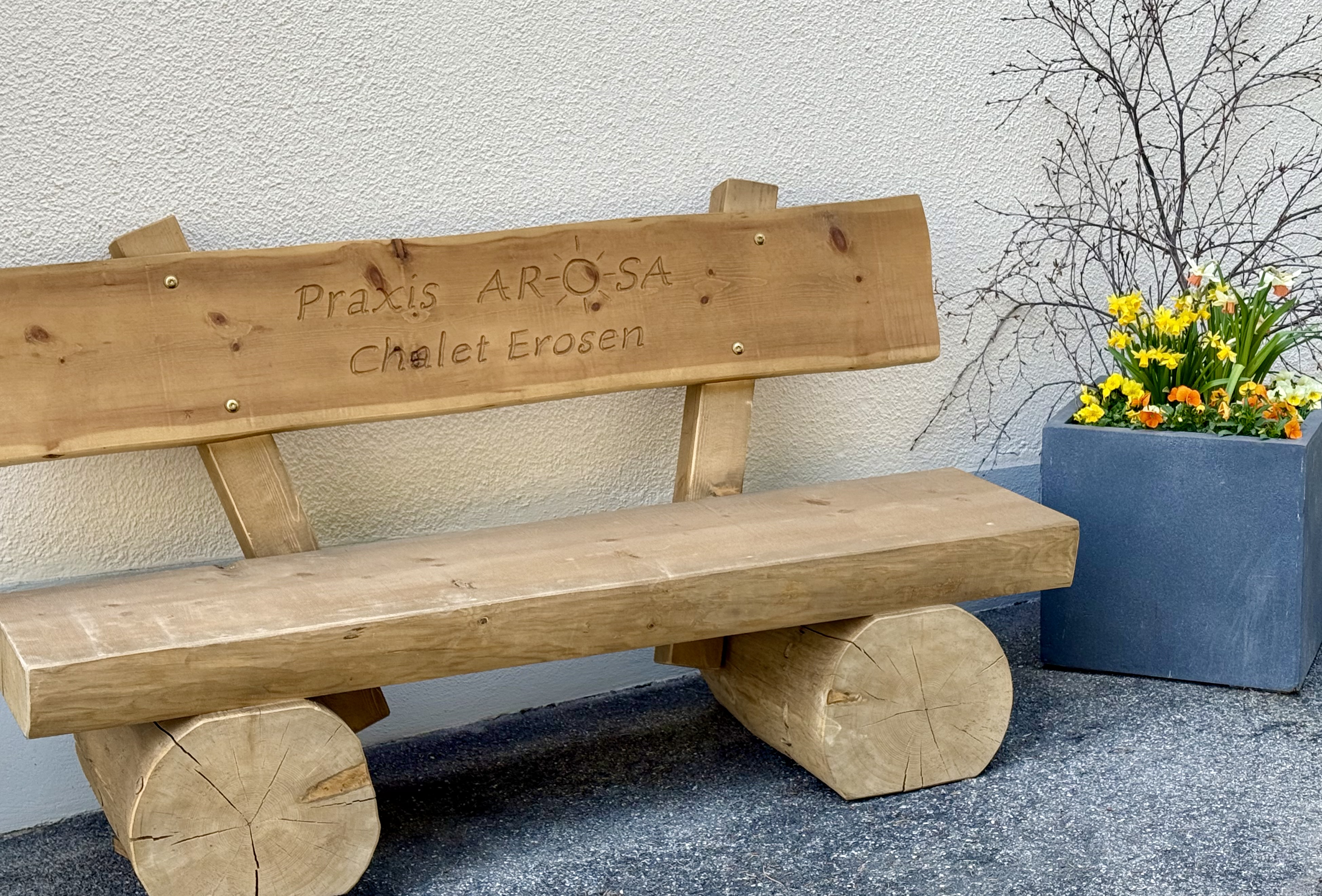 Frühlingsansicht mit Sitzbank in Arosa